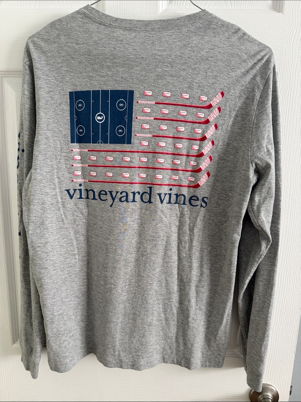 Vineyard Vines Heather Gray Long Sleeve Hockey Graphic Tee - size Small
